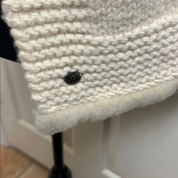 UGG Australia One Size Cream Knit Cardigan, Fits a Small, 58% Wool, EUC - Picture 4 of 11